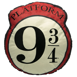 Cojín oficial de Platform 9 3/4 basado en la mágica saga de Harry Potter. Ahora puedes tener en tu rincón preferido la icónica placa 9 3/4 del famoso andén de la estación de King's Cross 