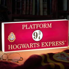 Ilumina tu rincón preferido con esta lámpara basada en la saga Harry Potter. Esta lámpara del Hogwarts Express está realizada en PVC y tiene unas dimensiones aproximadas de 30 cm x 14 cm