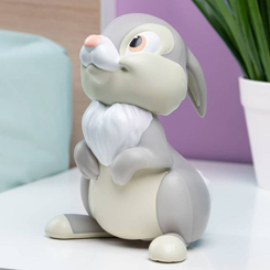 Espectacular lámpara oficial de Tambor basado en el clásico de Disney Bambi. Esta pieza de coleccionista está realizada en pvc y tiene una altura aproximada de 15 cm. 