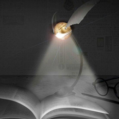Disfruta de tus libros favoritos de Harry Potter en cualquier momento y en cualquier lugar, con este clip lámpara de Harry Potter Golden Snitch Lumi, disfruta de esta preciosa lámpara con la forma de la icónica Quidditch Golden Snitch