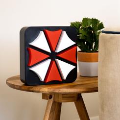 Lámpara oficial con el logo de Umbrella Corporation. Puede colocarse tanto en el escritorio, en un estante, o montarse en la pared. Cuenta con interruptor de encendido / apagado de fácil acceso