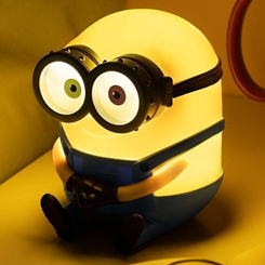Ilumina tu habitación y ten a uno de tus personajes favoritos de los Minions a tu lado con esta lámpara de escritorio Despicable Me Minions. Haz que este adorable personaje agregue un brillo suave a cualquier habitación
