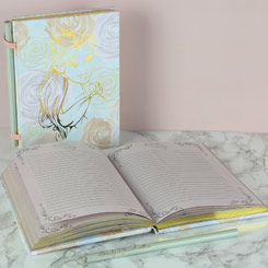 Réplica Oficial de la libreta con lápiz de Bella basado en la película la Bella y la Bestia de Disney. Plasma todos los recuerdos más bonitos de tu día a día en esta fabulosa pieza de coleccionista.