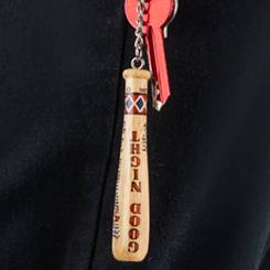 ¿Tienes miedo de perder tus llaves o buscas una forma de personalizarlas? Mantén a Harley Quinn en tus bolsillos con este llavero con forma de su bate de béisbol. Diámetro del bate 1,9 cm. Longitud del bate: 2 cm. Composición 100% de madera.