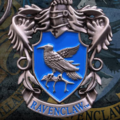 Llavero oficial del escudo de Ravenclaw basado en la saga de Harry Potter. El llavero está realizado en metal y tiene una longitud aproximada de 5 cm,. 