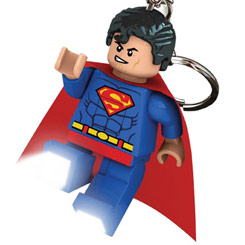 Divertido Llavero y Linterna de Superman de Lego de La Liga de la Justicia. Disfruta con este carismático personaje realizado en PVC que además lleva incluido en sus pies dos luces LED.