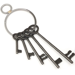 Réplica del juego de llaves de las mazmorras. Este juego consta de 5 llaves de distintos estilos que van desde los 5 cm., hasta los 15 cm., dentro de un gran anillo de acero de 9 cm.,