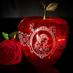 Réplica oficial de la manzana envenenada basada en la película de Blancanieves y los siete enanitos de Disney. Esta preciosa obra de arte está realizada en vidrio rojo con una hoja dorada