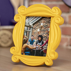 Agrega una porción de la verdadera nostalgia de Friends a tu hogar con este súper divertido marco para fotos que utilizaban en Friends. Esta maravillosa pieza de recuerdo te permite tener en tu propia casa el emblemático marco de fotos