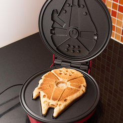 Máquina para hacer gofres oficial del Halcón Milenario basado en la saga de Star Wars. Disfruta de los gofres más rápidos de la galaxia que pueden hacer la carrera Kessel en menos de doce parasecs. 