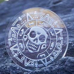 Réplica de la moneda maldita del tesoro azteca basada en la saga de Piratas del Caribe. Esta moneda oficial está realizada en vidrio transparente con unas dimensiones aproximadas de 0.5 x 4 cm. 