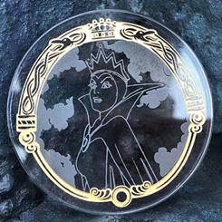 Réplica de la moneda de la Reina Malvada. Esta moneda oficial está realizada en vidrio transparente con unas dimensiones aproximadas de 0.5 x 4 cm. 