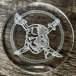 Réplica de la moneda con la Calavera Pirata basada en la saga de Piratas del Caribe. Esta moneda oficial está realizada en vidrio transparente con unas dimensiones aproximadas de 0.5 x 4 cm. 