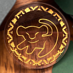 Réplica de la moneda de Simba basado en el clásico de El Rey León. Esta moneda oficial está realizada en vidrio transparente con unas dimensiones aproximadas de 0.5 x 4 cm.