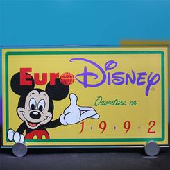 Tenemos el honor de presentarte esta Postal de vidrio realizada en recuerdo de la inauguración del parque 'Euro Disney' en 1992, la postal tiene unas medidas aproximadas de 9 x 15 cm.