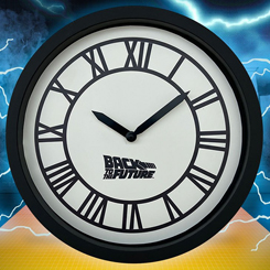Probablemente uno de los relojes más famosos del cine y sin duda uno de nuestros preferidos, te presentamos el reloj de pared basado en la Torre del Reloj de Hill Valley de la saga de Regreso al Futuro (Back to the Future).