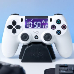 Fabuloso reloj despertador del famoso mando de la PlayStation en blanco. Pantalla Reverse LCD con sonido de alarma digital. Alimentación USB (cable incluido). Las dimensiones aproximadas son 17 x 9 x 13 cm.