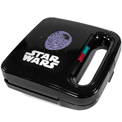 Sandwichera oficial de Darth Vader y Stormtrooper basada en la saga de Star Wars. Prepara tu sándwich con el rostro de tus personajes favoritos de Star Wars.