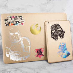 Set oficial de pegatinas basadas en la saga de Star Wars. Añade un toque galáctico con esta colección de pegatinas realizadas en vinilo, ideales para los fans de todas las edades. 