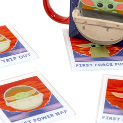 Pack de posavasos de The Child basado en la serie de Disney + The Mandalorian. Este precioso set está compuesto por cuatro posavasos con el formato de una Polaroid y con los textos First Trip Out,