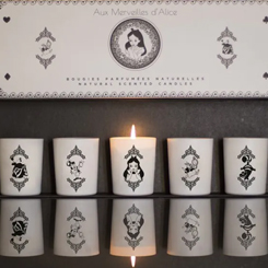 Este set contiene cinco velas aromáticas naturales (brioche, menta fresa, pan de jengibre, malvavisco y tonos de té), con personajes del fantástico mundo de Alicia en el país de las maravillas.