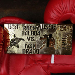Réplica del East vs. West Fight Ticket basado en la saga de Rocky. Tras la brutal pelea que le costó la vida a Apollo Creed, Balboa viajará a la URSS para luchar contra Ivan Drago