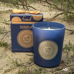Imagina correr por la extensa sabana al lado de Simba, esta preciosa vela te llenará de olores salvajes de la sabana como la tierra abrasadora, el polvo levantado por los rebaños de cebú, 