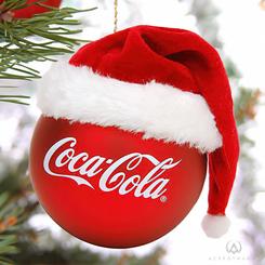 ¡Celebra la Navidad con un toque de alegría y frescura con la Bola de Coca-Cola adornada con un gorro de Papá Noel! Este adorno festivo te permite añadir un destello de espíritu navideño a tu árbol, sin necesidad de adentrarte en detalles complicados.