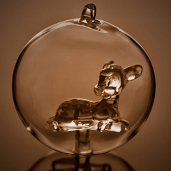 Adorno de Navidad del simpático Bambi basado en el popular personajes de Walt Disney. Esta obra de arte está realizada en vidrio de color transparente.