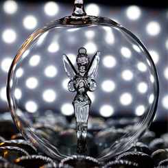 Adorno de Navidad de Campanilla basado en el clásico de Disney Peter Pan. Esta obra de arte está realizada en vidrio de color transparente con la figura de Campanilla. 