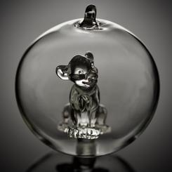 Adorno de Navidad Simba basado en el clásico de Disney El Rey León. Esta obra de arte está realizada en vidrio de color transparente con la figura de Simba, en la sabana, Simba, el Rey León