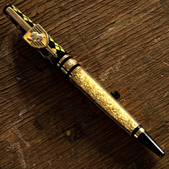 Bolígrafo oficial de la casa de Hufflepuff basado en la saga de Harry Potter. Esta obra de arte tiene unas dimensiones aproximadas de 13,5 x 1 cm. “Puedes pertenecer a Hufflepuff 