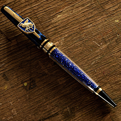 Bolígrafo oficial de la casa de Ravenclaw basado en la saga de Harry Potter. Esta obra de arte tiene unas dimensiones aproximadas de 13,5 x 1 cm. “Puedes pertenecer a la antigua sabiduría de Ravenclaw.