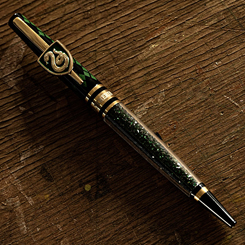 Bolígrafo oficial de la casa de Slytherim basado en la saga de Harry Potter. Esta obra de arte tiene unas dimensiones aproximadas de 13,5 x 1 cm. “Terminarás en Slytherim