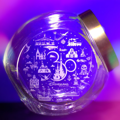 ¡Celebra el 30 aniversario del parque Disneyland París con esta magnífica Bombonera con las atracciones del parque! La bombonera está realizada en vidrio transparente. 