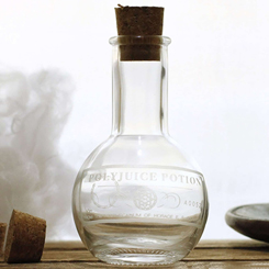 Réplica oficial de la botella Poción Multijugos "Polyjuice Potion" basada en la saga Harry Potter. Esta preciosa botella tiene unas dimensiones aproximadas de 10 cm de alto sin tapa, 6,5 cm de ancho. 