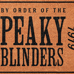 Precioso felpudo de Peaky Blinders basado en la serie de Netflix. Ideal como felpudo de bienvenida para fans de Peaky Blinders. Medidas aproximadas de 40 cm. x 60 cm., 