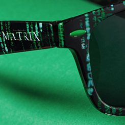 Gafas de sol directamente de Matrix para que pueda proteger tus ojos de la dura luz del sol con estilo. ¡Con un llamativo diseño de código binario en verde y negro