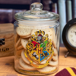 Galletero oficial de Warner con el motivo del famoso castillo de Hogwarts, revive las aventuras de Harry, Ron y Hermione con este galletero realizado en vidrio con unas dimensiones aproximadas de 19 x 12 cm,