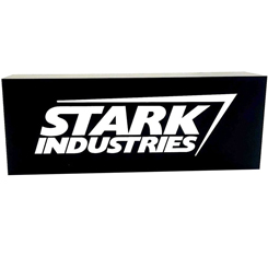 Producto oficial Hot Toys Iron Man Stark Industries Light Box. Siéntete como Tony Stark con esta iluminación de Stark Industries con unas medidas aproximadas de 40 cm de largo, 15 cm de alto. 