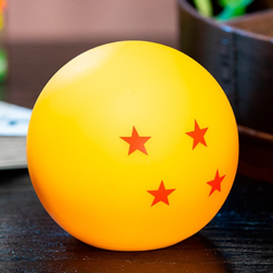 Ilumina tu rincón preferido con esta preciosa mini lámpara de Dragon Ball. Bola 4 estrellas de Goku. La lámpara tiene un diámetro aproximado de 8,2 cm., y funciona con pilas (3xLR44).