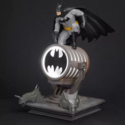 Lámpara oficial con una detallada figura de Batman sentada sobre la Bat-Señal, tiene una altura aproximada de 27 cm. 