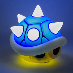 Lámpara oficial Mario Kart Blue Shell. Esta divertida lámpara tiene unas dimensiones aproximadas de 14 x 16 x 15 cm. El regalo perfecto para aquellos en el fandom que buscan artículos novedosos y todas las cosas geek