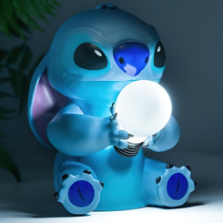 Ilumina tu dormitorio con esta adorable Stitch Light. La luz de 16 cm (6,3") de alto tiene la forma del Experimento 626 de Lilo y Stitch. La figura azul de Stitch está modelada