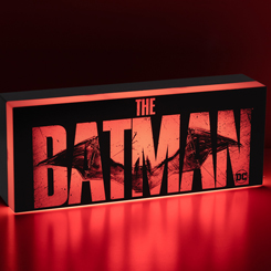 Ilumina tu rincón preferido con esta lámpara basada en la película The Batman protagonizada por Robert Pattinson. Esta lámpara del logo de The Batman está realizada en PVC