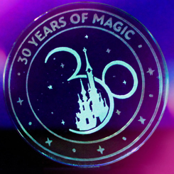 Réplica de la moneda del 30 Aniversario de Disneyland París con la imagen del Castillo. Esta moneda oficial está realizada en vidrio transparente con unas dimensiones 