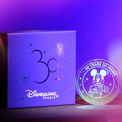 Réplica de la moneda del 30 Aniversario de Disneyland París con la imagen de Mickey Mouse. Esta moneda oficial está realizada en vidrio transparente con unas dimensiones aproximadas de 0.5 x 4 cm.