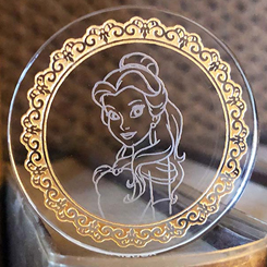 Moneda de Bella basada en la película La Bella y la Bestia. Esta moneda oficial está realizada en vidrio transparente con unas dimensiones aproximadas de 0.5 x 4 cm. 