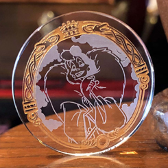 Réplica de la moneda de Cruella De Vil. Esta moneda oficial está realizada en vidrio transparente con unas dimensiones aproximadas de 0.5 x 4 cm. 