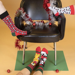 Pack compuesto por 3 pares de calcetines oficiales de Mickey Mouse y Minnie Mouse basado en los populares ratones de la factoría Disney en Navidad. Los calcetines tienen una talla única de 36-41 